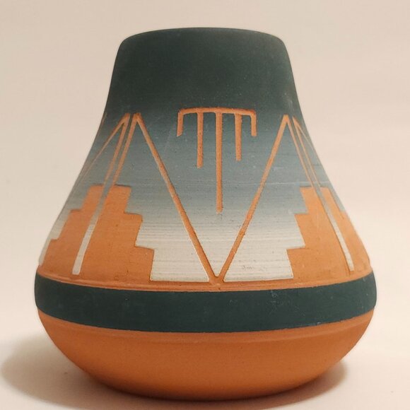 Vintage Sioux Native American Pottery Vase Signed by Artist 4.5" - Picture 3 of 5